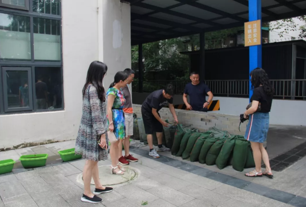 成都西北中學黨員干部走在防汛減災工作第一線