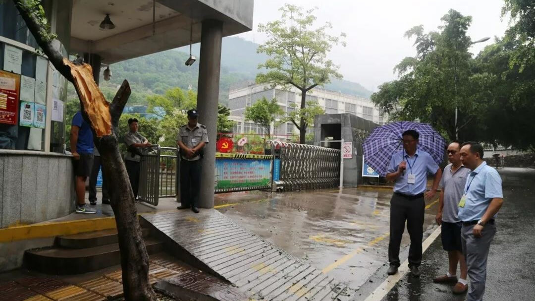 攀枝花市第十二中學(xué)校校領(lǐng)導(dǎo)冒雨檢查校園安全