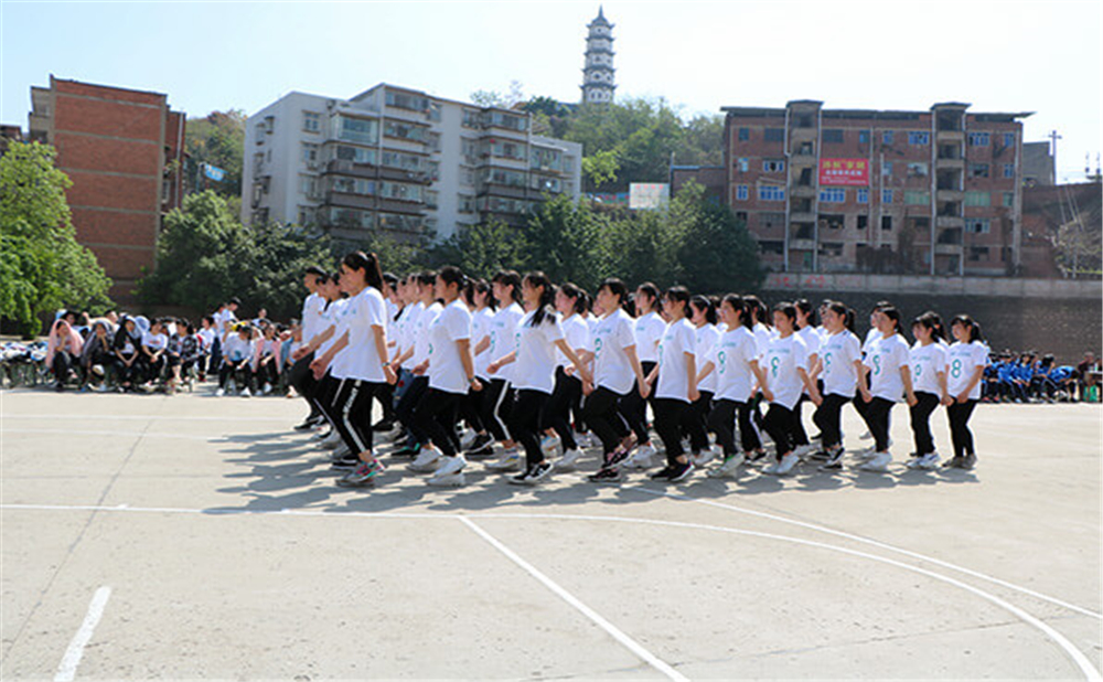 威遠縣自強中學學校詳細地址在什么地方？