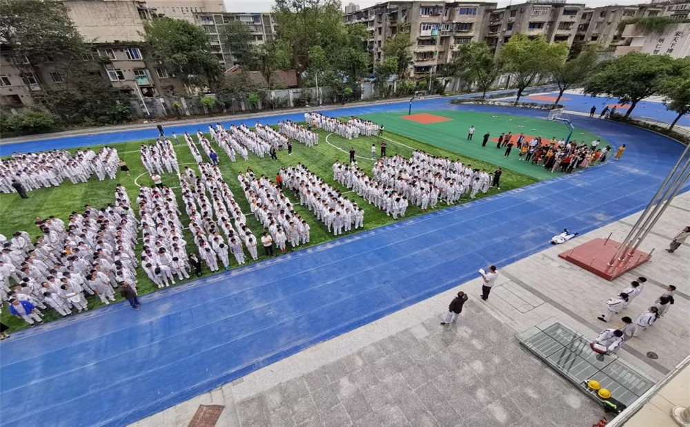 成都市田家炳中學一年學費是多少？