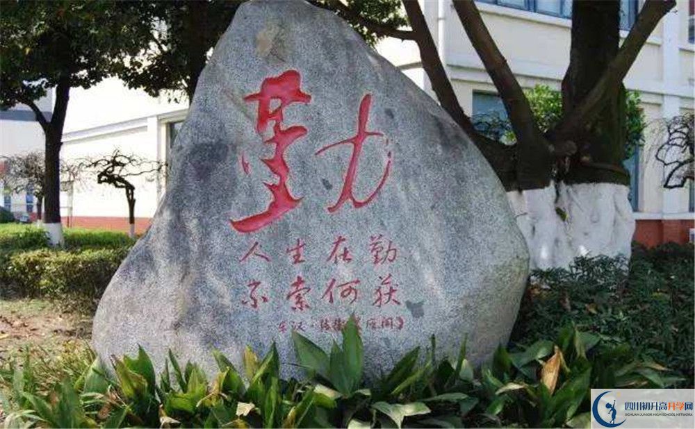 敖平中學(xué)一學(xué)期的學(xué)費(fèi)是多少？